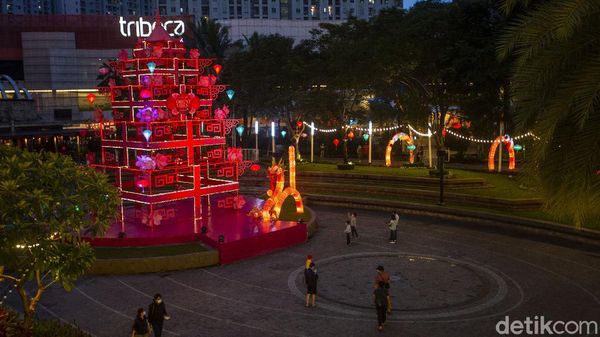 Ornamen Imlek Ramaikan Pusat Perbelanjaan Ibu Kota
