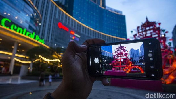 Sejumlah pengunjung beraktivitas di Central Park, Jakarta, Rabu (10/2/2021). Menjelang hari raya Imlek ornamen bernuansa merah mulai menghiasi di kawasan ini.