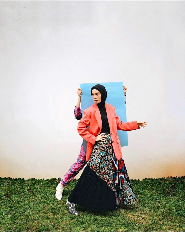 Paduan blazer dan rok plisket (sumber : instagram.com/tantrinamirah)