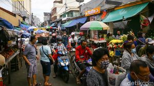 Pasar Petak 9 Ramai Jelang Imlek