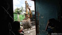 Bangunan Liar di Sekitar Jakarta International Stadium Digusur