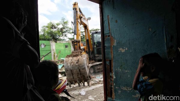 Bangunan Liar di Sekitar Jakarta International Stadium Digusur