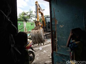 Bangunan Liar di Sekitar Jakarta International Stadium Digusur