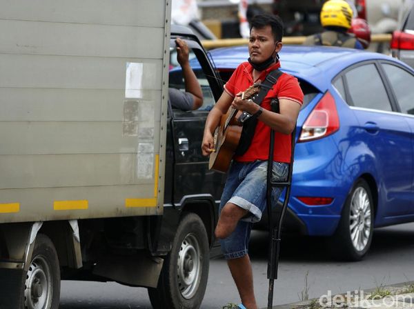Potret Pengamen Difabel Mengais Rupiah di Tengah Pandemi