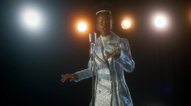 Penyair muda Amanda Gormen dalam aksinya untuk Superbowl Halftime Show 2021/Sumber/popsugar. Penyair muda Amanda Gormen dalam aksinya untuk Superbowl Halftime Show 2021.