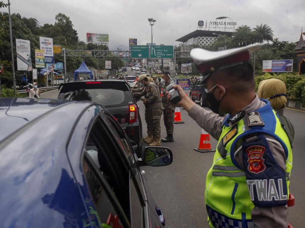 Lalin ke Puncak Terpantau Padat Usai Sistem Satu Arah Selesai Lalin ke Puncak Terpantau Padat Usai Sistem Satu Arah Selesai