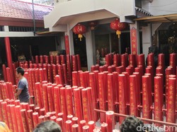 Ratusan Lilin Doa Mulai Ditata di Vihara Dharma Ramsi Bandung