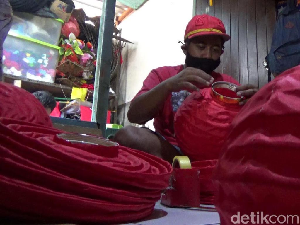 Pesanan Lampion di Malang Turun 75% Dihantam Pandemi COVID-19 Pesanan Lampion di Malang Turun 75% Dihantam Pandemi COVID-19
