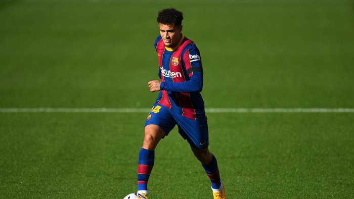 BARCELONA, SPAIN - NOVEMBER 29: Philippe Coutinho of FC Barcelona runs with the ball during the La Liga Santander match between FC Barcelona and C.A. Osasuna at Camp Nou on November 29, 2020 in Barcelona, Spain. (Photo by David Ramos/Getty Images)