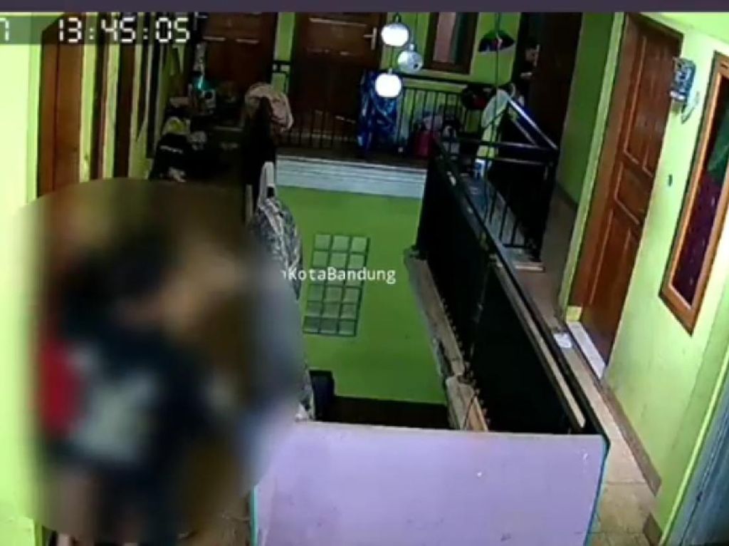 Aksi Pria Bogem Wanita di Indekos Bandung Terekam CCTV Aksi Pria Bogem Wanita di Indekos Bandung Terekam CCTV