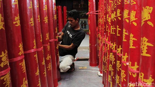 Ratusan Lilin Siap Sambut Imlek di Vihara Dharma Ramsi