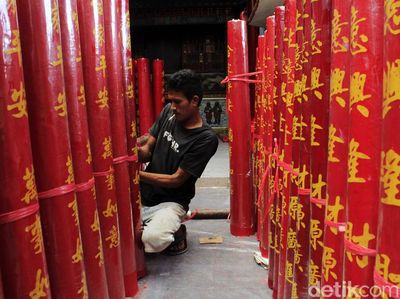 Ratusan Lilin Siap Sambut Imlek di Vihara Dharma Ramsi