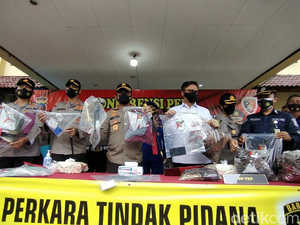 Tersangka Pembunuhan Sekeluarga di Rembang Ternyata Kolega Korban Tersangka Pembunuhan Sekeluarga di Rembang Ternyata Kolega Korban