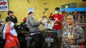 Ritual Lepas Burung Jelang Imlek di Petak 9