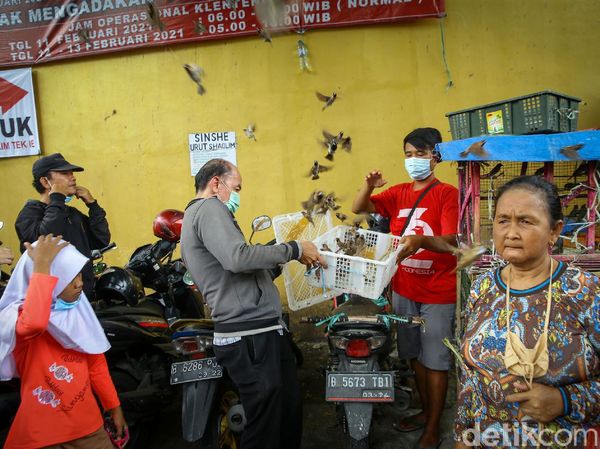 Ritual Lepas Burung Jelang Imlek di Petak 9