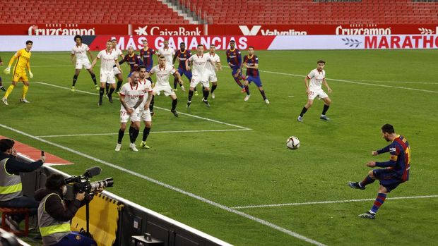 Soccer Football - Copa del Rey - Semi Final First Leg - Sevilla v FC Barcelona - Ramon Sanchez Pizjuan, Seville, Spain - February 10, 2021 Barcelona's Lionel Messi takes a free kick REUTERS/Marcelo Del Pozo