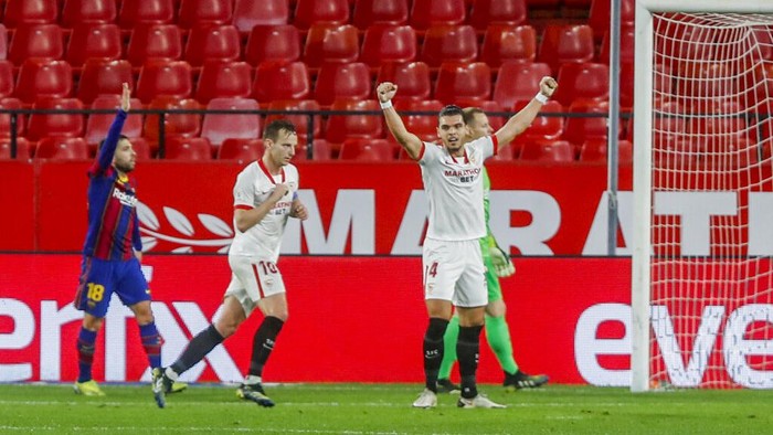 Sevillas Ivan Rakitic, second left, reacts after scoring his sides second goal during a Spanish Copa del Rey semifinal soccer match between Sevilla and FC Barcelona at Ramon Sanchez Pizjuan stadium in Seville , Spain, Wednesday, Feb. 10, 2021. (AP Photo/Angel Fernandez)