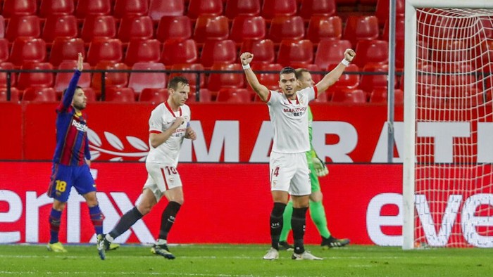 Spain Soccer Copa Del Rey Sevillas Ivan Rakitic, second left, reacts after scoring his sides second goal during a Spanish Copa del Rey semifinal soccer match between Sevilla and FC Barcelona at Ramon Sanchez Pizjuan stadium in Seville , Spain, Wednesday, Feb. 10, 2021. (AP Photo/Angel Fernandez)