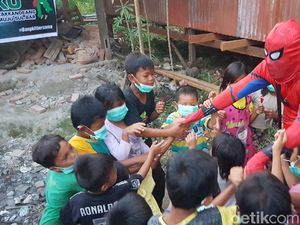 Kisah Ali Jenk Berkostum Spiderman Demi Hibur Anak Korban Gempa Sulbar Kisah Ali Jenk Berkostum Spiderman Demi Hibur Anak Korban Gempa Sulbar
