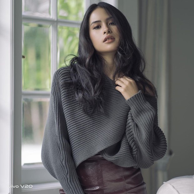 Style cardigan rajut Maudy Ayunda
