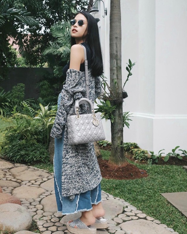 Style cardigan rajut Maudy Ayunda