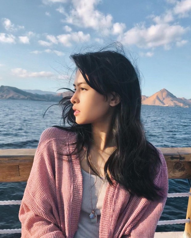 Style cardigan rajut Maudy Ayunda