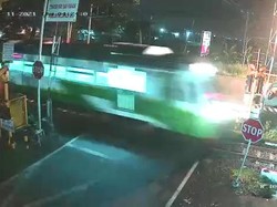 Terekam CCTV, Biker Terobos Lintasan Tewas Tertabrak Kereta Api di Pasuruan