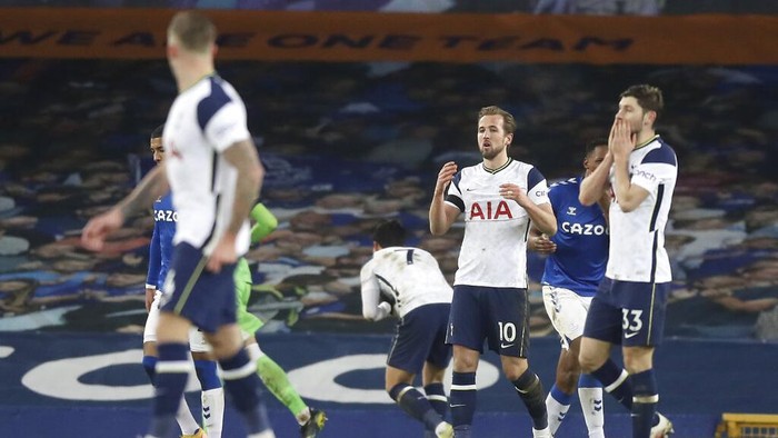 Tottenhams Harry Kane, center, reacts after a missed scoring opportunity during the English FA Cup 5th round soccer match between Everton and Tottenham Hotspur at Goodison Park, Liverpool, England, Wednesday, Feb. 10, 2021. (Martin Rickett/Pool via AP)