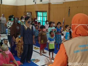 Anak-anak Pengungsi Banjir Kota Pekalongan Diberi Trauma Healing
