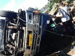 Truk Fuso Muatan Batu Bara di Sumedang Terguling, Pemotor Tewas Tertimpa