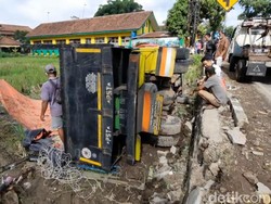 Sopir Kelelahan, Truk Muatan Jagung Terguling di Tasikmalaya