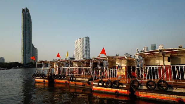 Tuk-Tuk, Bus dan Perahu Wisata Thailand Terdampar Karena Pandemi Boats that are used to transport tourists around the Chao Phraya river are seen idle due to travel bans and border closures from the global coronavirus disease (COVID-19) outbreak in downtown Bangkok, Thailand February 4, 2021. Picture taken February 4, 2021. REUTERS/Jorge Silva