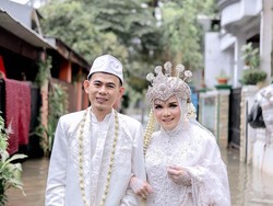 Viral Pengantin Pose di Tengah Banjir Pakai Kebaya, Ini Kisah di Baliknya