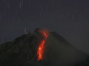 Gunung Sinabung Kembali Muntahkan Lava Gunung Sinabung Kembali Muntahkan Lava