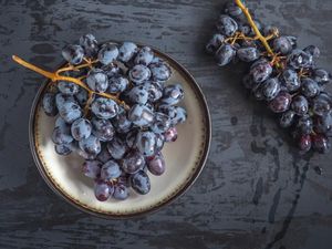 Begini Cara Membersihkan Bubuk Putih pada Kulit Anggur