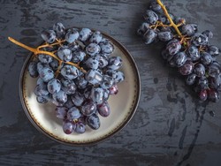 Begini Cara Membersihkan Bubuk Putih pada Kulit Anggur