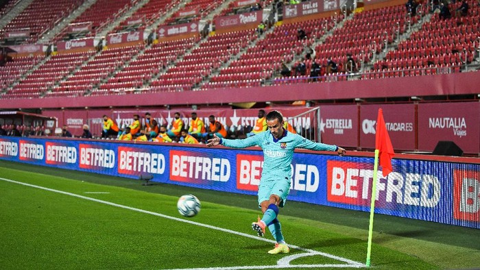 MALLORCA, SPAIN - JUNE 13: Antoine Griezmann of FC Barcelona takes a corner kick during the Liga match between RCD Mallorca and FC Barcelona at Estadio de Son Moix on June 13, 2020 in Mallorca, Spain. (Photo by David Ramos/Getty Images)