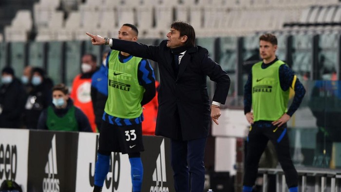 TURIN, ITALY - FEBRUARY 09: Antonio Conte, Manager of FC Internazionale during the Coppa Italia semi-final match between Juventus and FC Internazionale at Allianz Stadium on February 9, 2021 in Turin, Italy. Sporting stadiums around Italy remain under strict restrictions due to the Coronavirus Pandemic as Government social distancing laws prohibit fans inside venues resulting in games being played behind closed doors. (Photo by Chris Ricco/Getty Images)