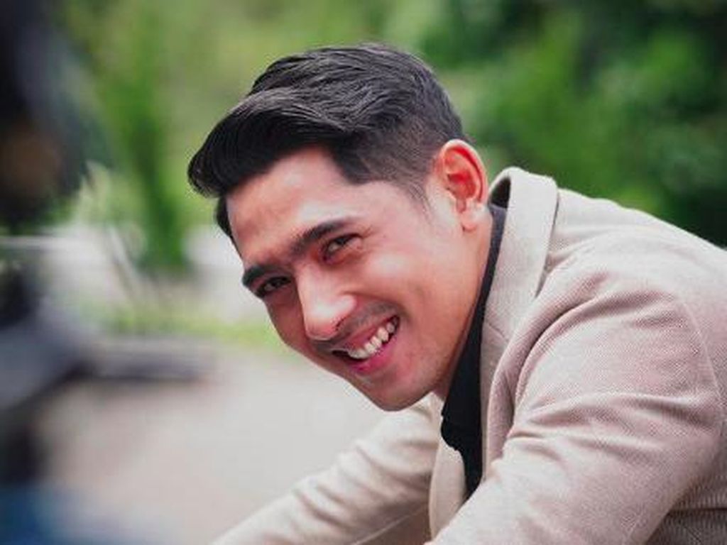 Penampilan Terbaru Arya Saloka Disorot, Disebut Netizen Seperti Habis Bertapa Penampilan Terbaru Arya Saloka Disorot, Disebut Netizen Seperti Habis Bertapa