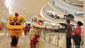 Rayakan Imlek, Barongsai Ini Beraksi di Pusat Perbelanjaan