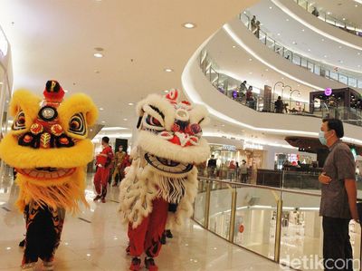 Rayakan Imlek, Barongsai Ini Beraksi di Pusat Perbelanjaan