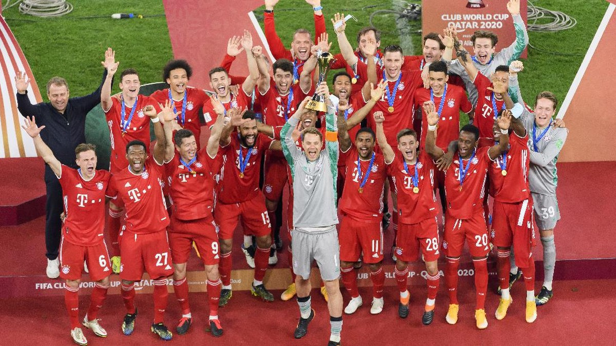 Pemain Bayern Munich mengangkat trofi juara Piala Dunia Antarklub 2020. (Foto: Gaston Szerman/DeFodi Images/Getty Images)