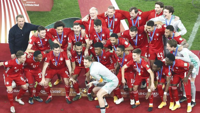 Bayerns goalkeeper Manuel Neuer holds the trophy as celebrates with his teammates winning the Club World Cup final soccer match between FC Bayern Munich and Tigres at the Education City stadium in Al Rayyan, Qatar, Thursday, Feb. 11, 2021. (AP Photo)