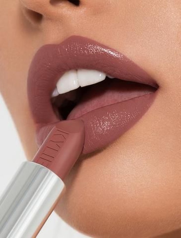 Creamy Lipstick memberikan hasil yang lembut dan sedikit berkilau