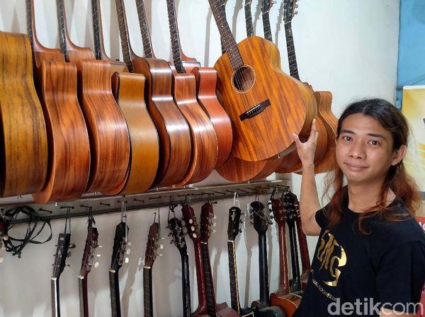 Cuan! Bos Toko Gitar Disabilitas Ini Beromzet Rp 300 Jutaan