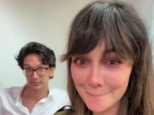 Ciuman Spontan Dimas Beck untuk Luna Maya Ciuman Spontan Dimas Beck untuk Luna Maya