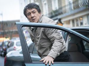 Heboh Video Jackie Chan yang Tampak Tua dan Kesulitan Berjalan Heboh Video Jackie Chan yang Tampak Tua dan Kesulitan Berjalan