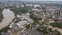 Foto Populer Pekan Ini: Banjir Pulau Jawa-Imlek di Masa Pandemi