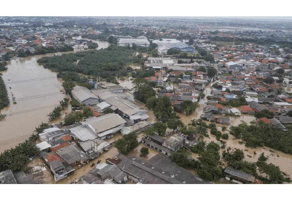 Foto Populer Pekan Ini: Banjir Pulau Jawa-Imlek di Masa Pandemi