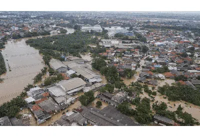Foto Populer Pekan Ini: Banjir Pulau Jawa-Imlek di Masa Pandemi